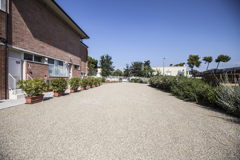 Eliopoli Beach Hostel & Restaurant Tirrenia Eksteriør bilde