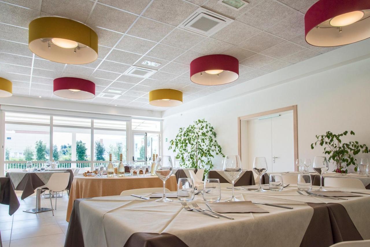Eliopoli Beach Hostel & Restaurant Tirrenia Eksteriør bilde